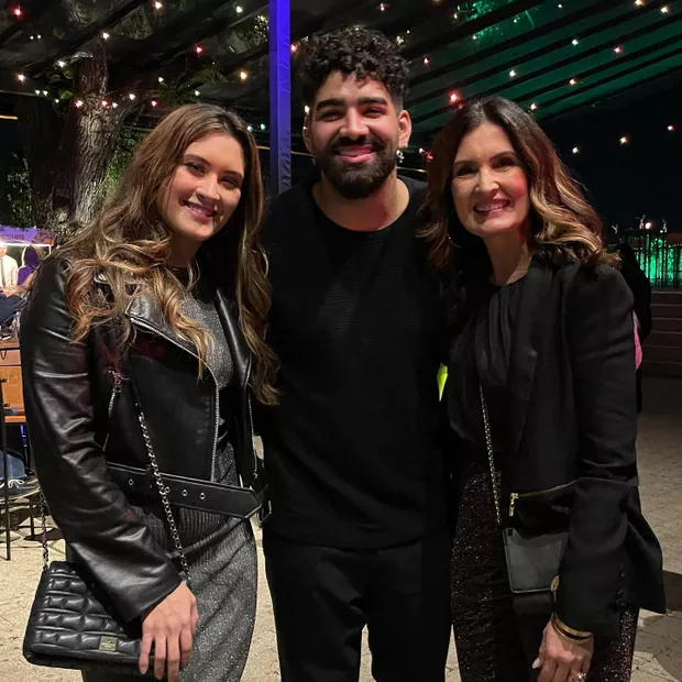Bia Bonemer com o cantor Dilsinho e a mãe, Fátima Bernardes