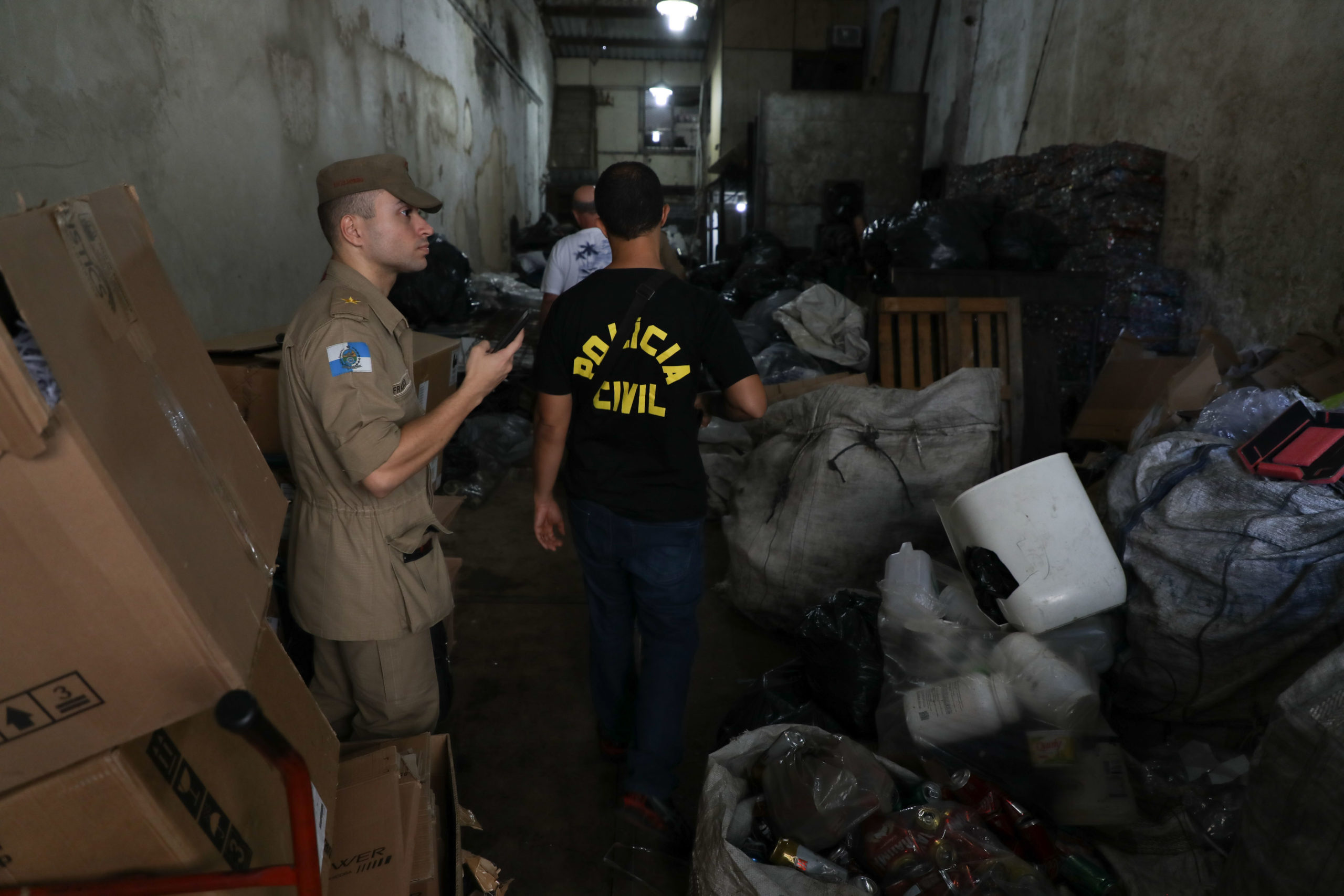 Operação do Corpo de Bombeiros em ferros-velhos
