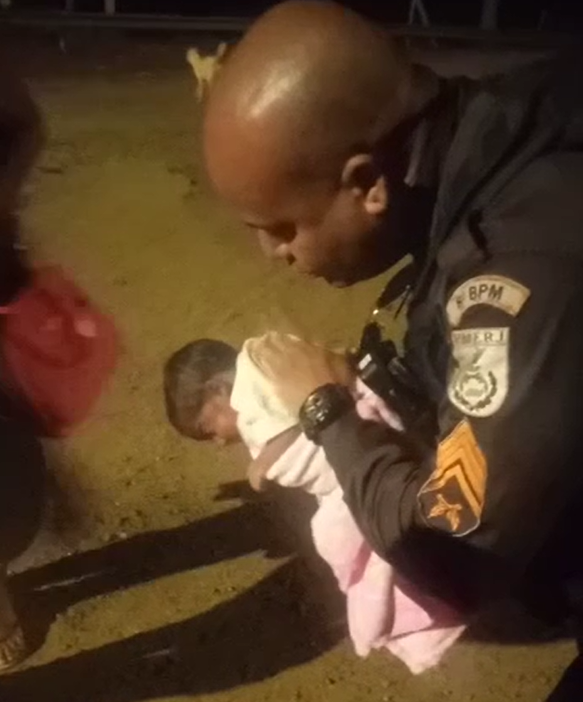 Bebê sendo salvo pelo sargento/Foto: Reprodução PM