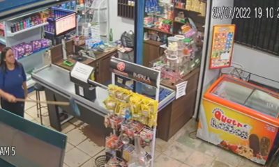 Mulher expulsa criminoso a vassouradas no Distrito Federal