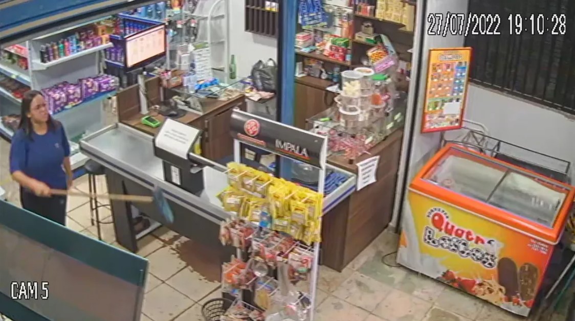 Mulher expulsa criminoso a vassouradas no Distrito Federal