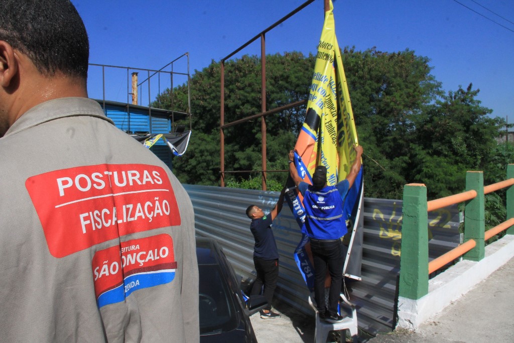 Operação da Postura para retirar Outdoors Ilegais