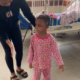 Pequena Alice dando os primeiros passos em hospital