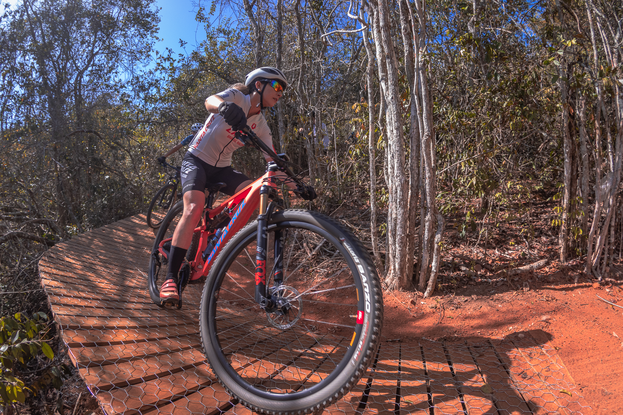 Atletas consagrados do Mountain Bike brasileiro fazem teste drive em pista de XCO, em Búzios, assinada por Diego Knob