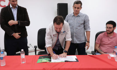 Eduardo Paes assinou o acordo que coloca o Táxi.Rio na cidade de Márica