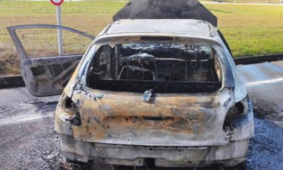 Carro incendiado na BR-040