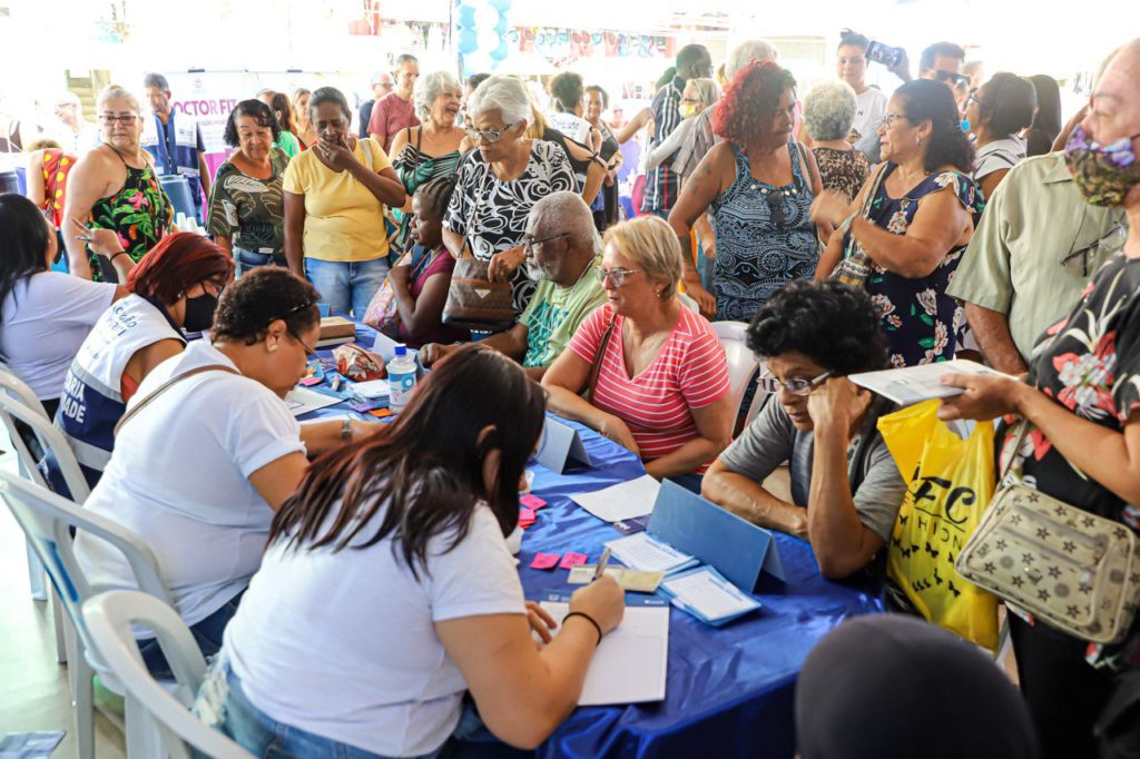 Atendimento na tenda da Melhor Idade na Praça da Matriz