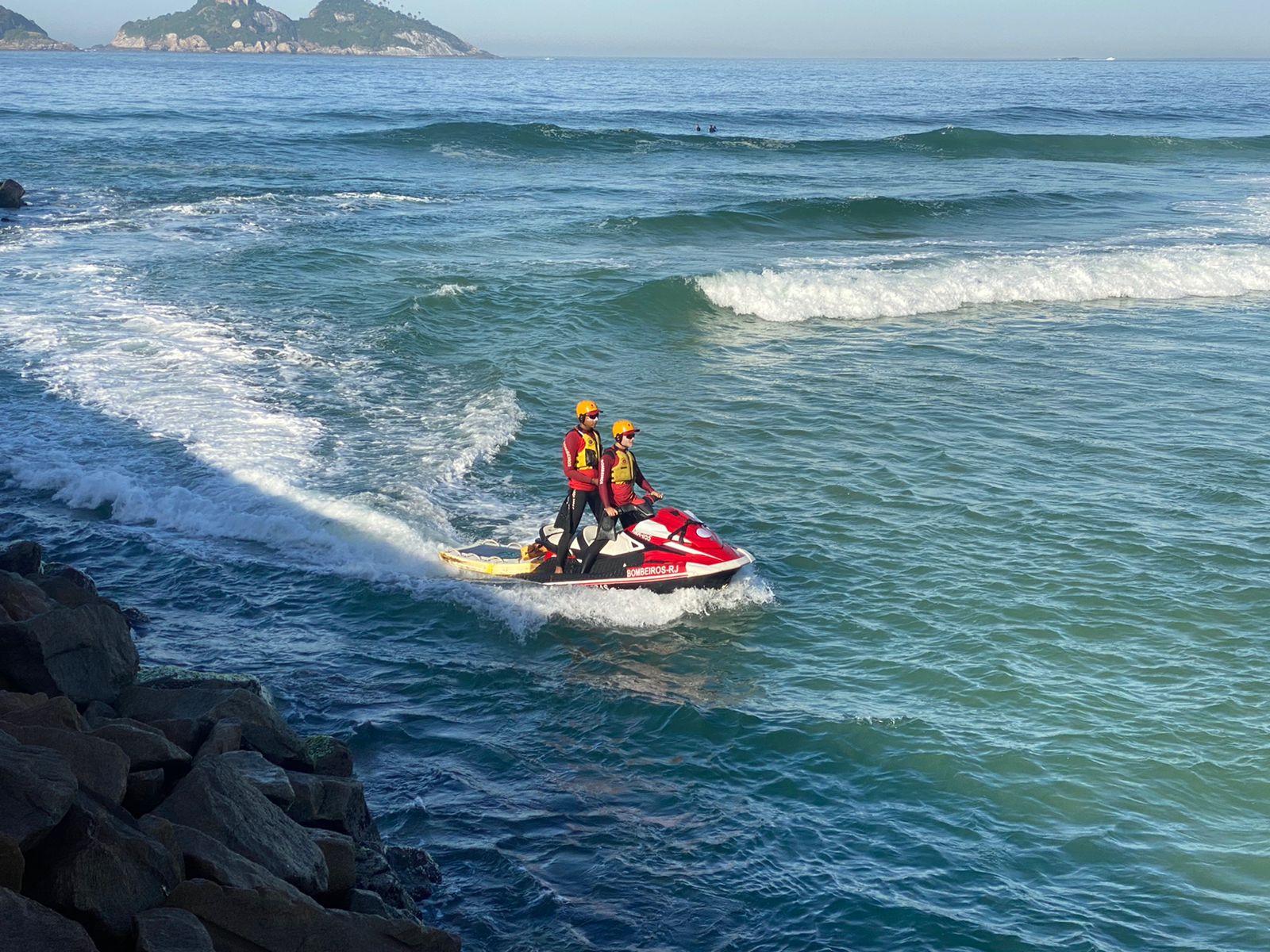 Bombeiros fazem buscas por jovem que desapareceu na Barra da Tijuca