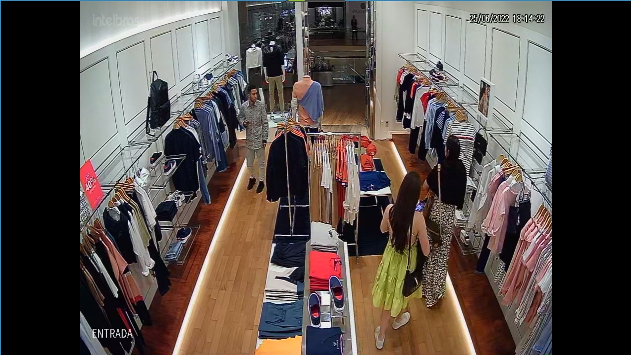 Confira as imagens dos criminosos organizando assalto à joalheria do Village Mall, na Barra