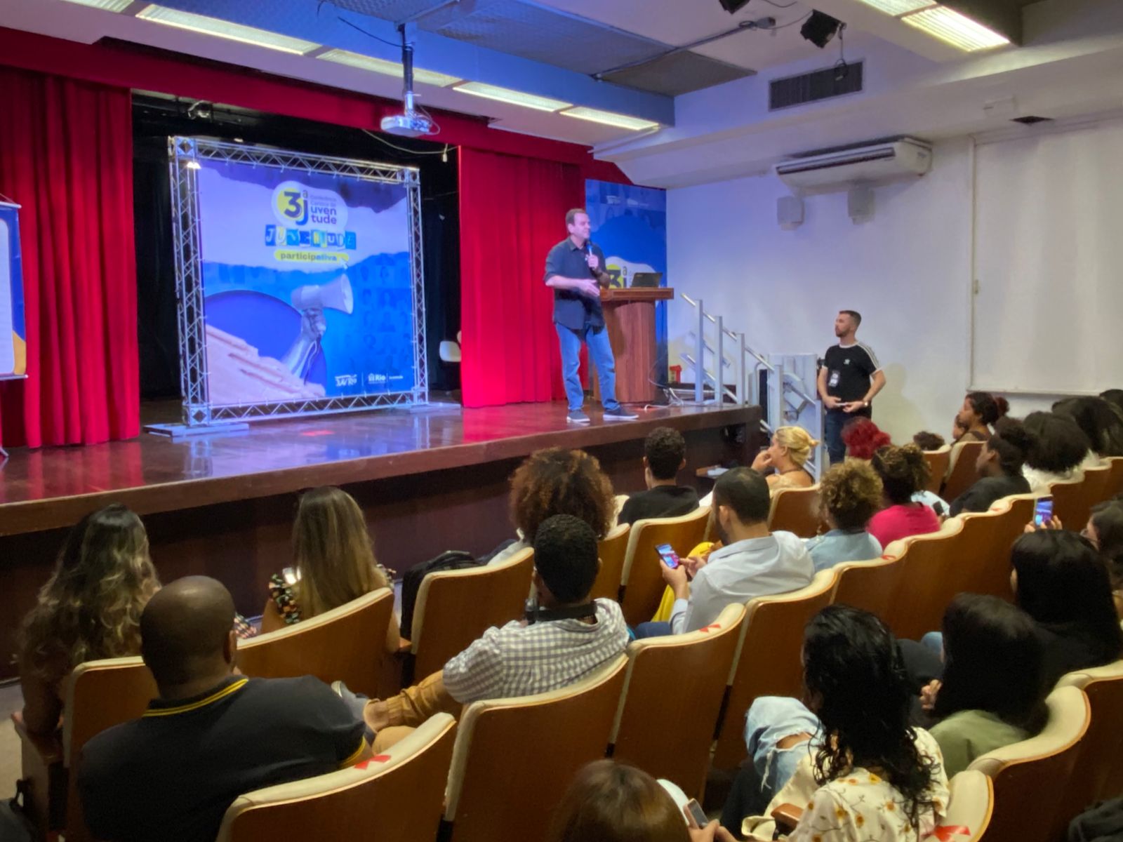 Prefeito do Rio participa de evento com jovens na Zona Norte