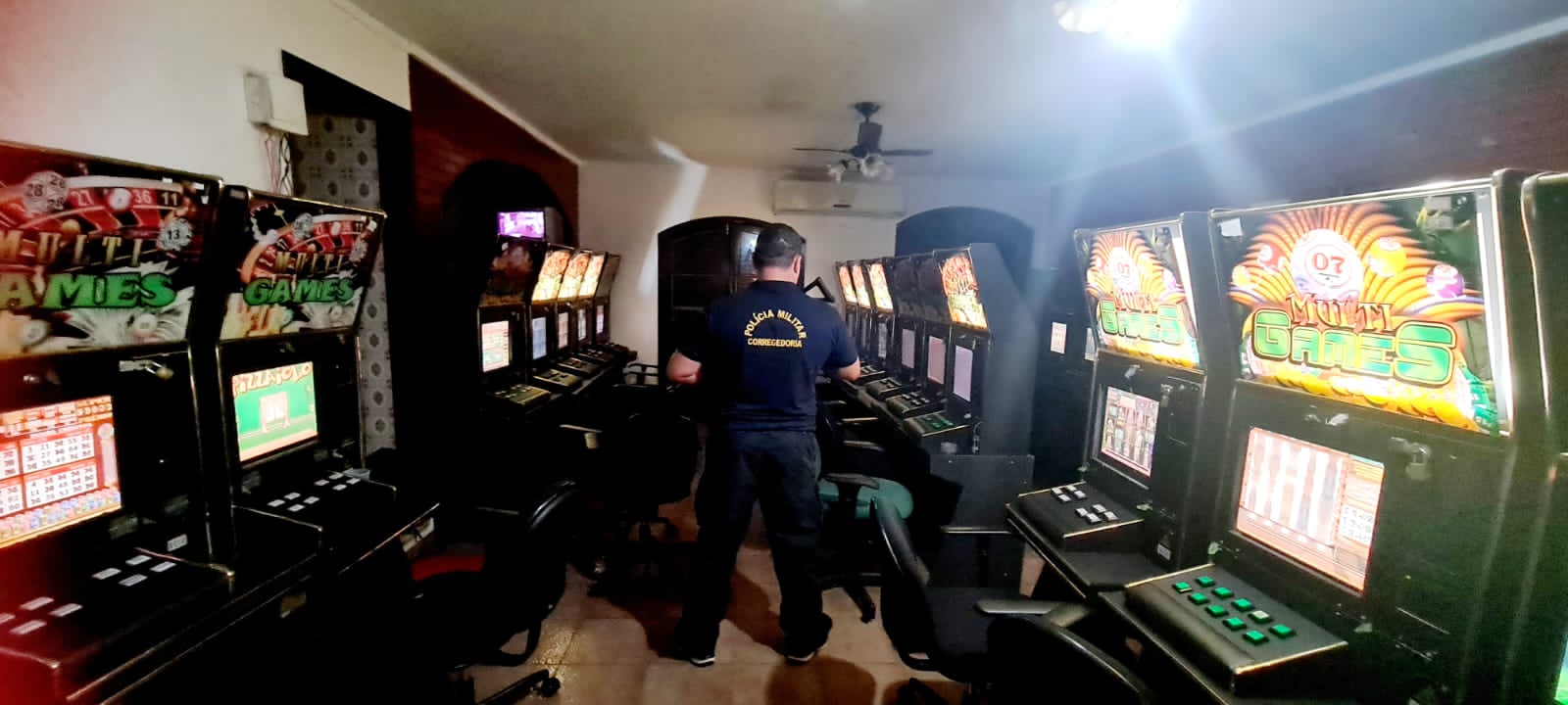 Foram apreendidas 30 máquinas do tipo caça-níqueis