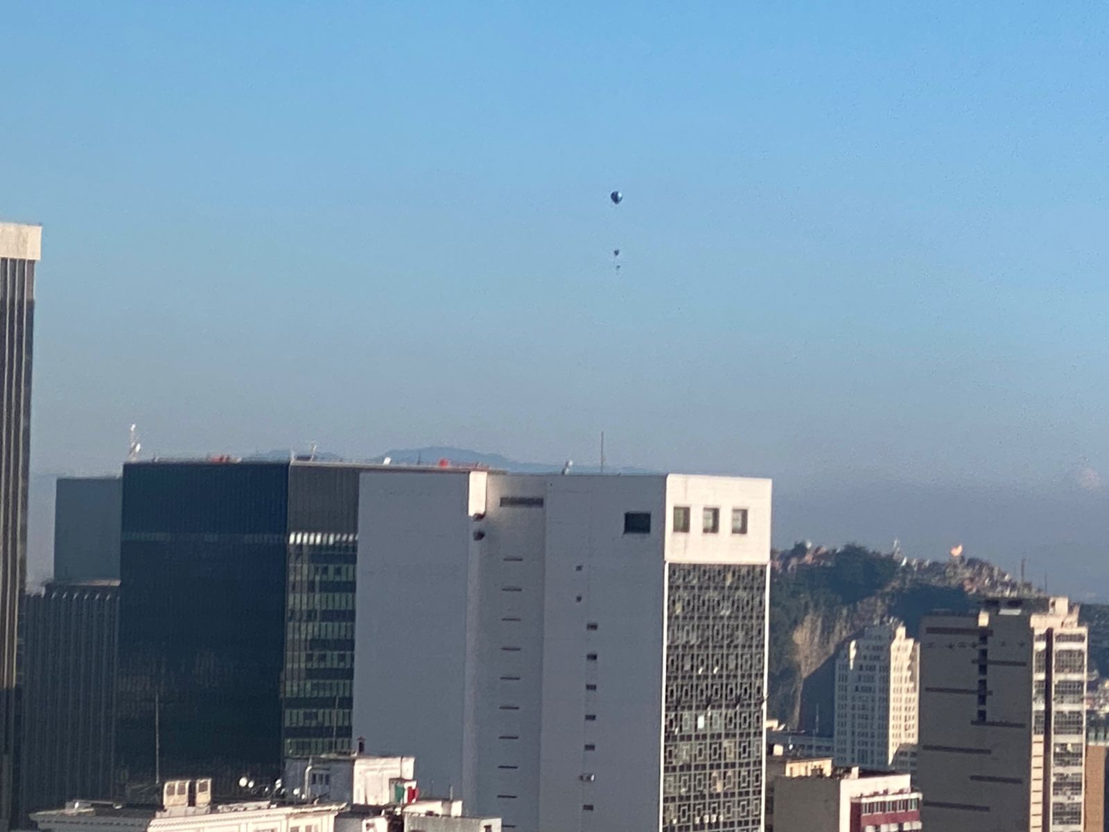 [FOTO] Balão é flagrado sobrevoando o Centro do Rio