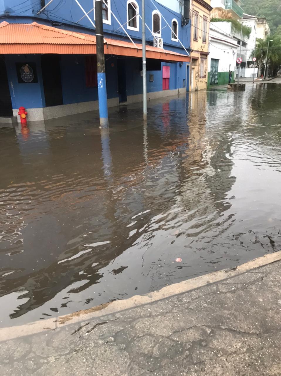 Chuva causa pontos de alagamento em ruas do Rio