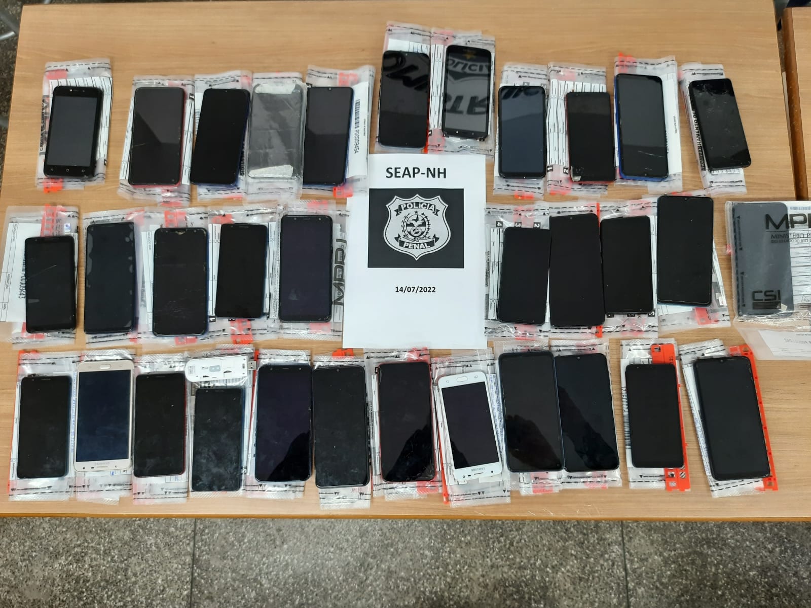 Operação da SEAP aprende celulares, armas brancas e drogas no Complexo Penitenciário de Gericinó, em Bangu, na Zona Oeste do Rio