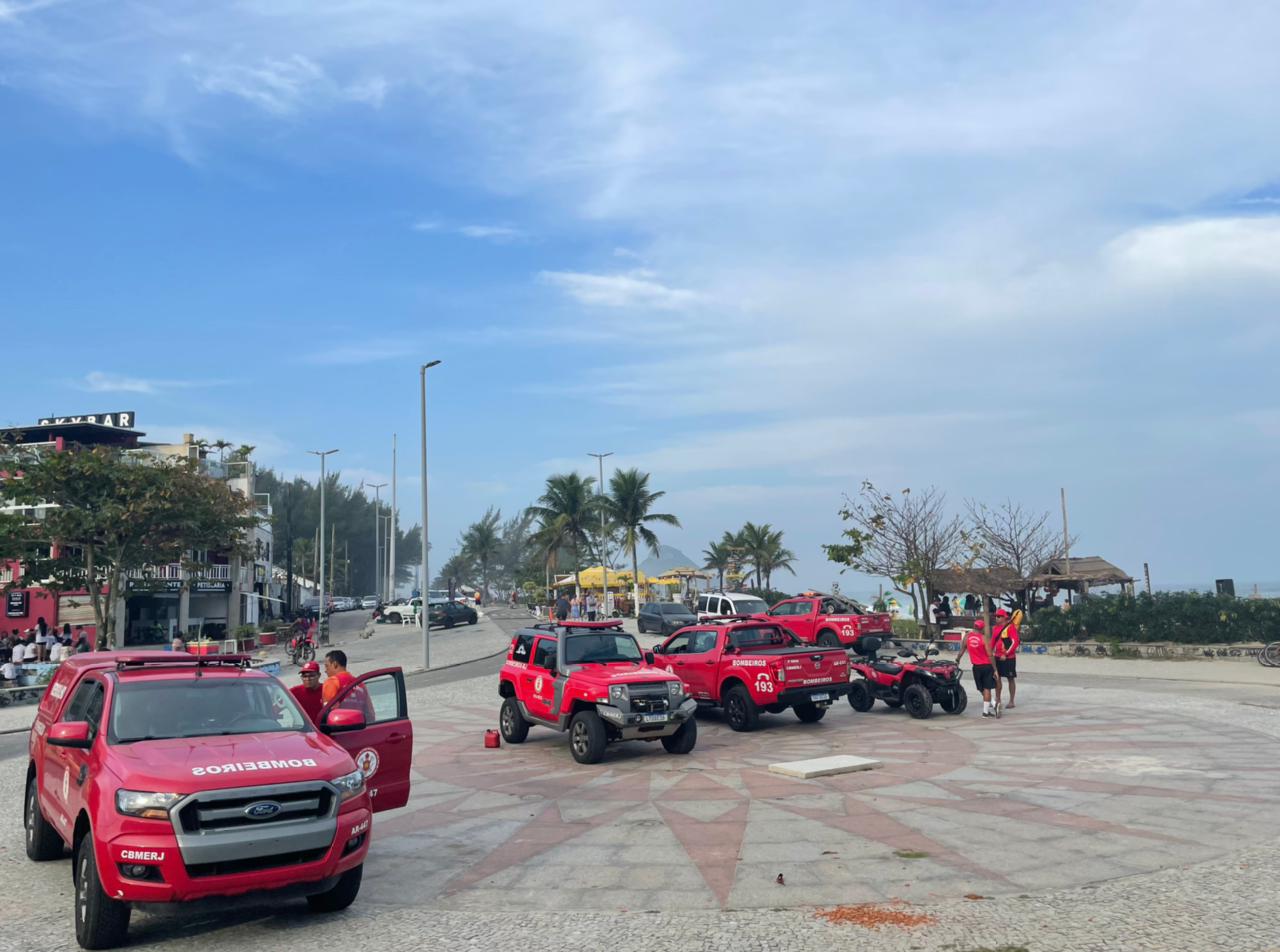 Bombeiros buscam por criança desaparecida após se afogar na Praia do Secreto, no Recreio