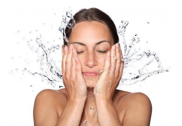 Esteticista Silbene Neves fala sobre como água micelar pode ajudar a remover impurezas e promover equilíbrio à pele