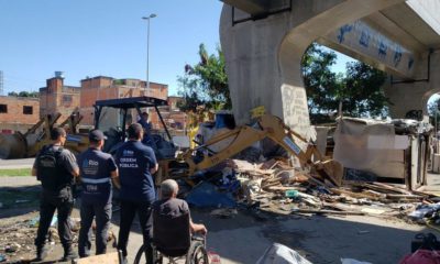 Prefeitura derruba estruturas irregulares