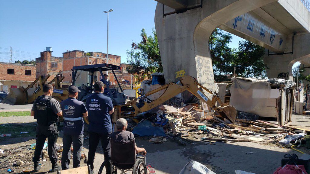 Prefeitura derruba estruturas irregulares