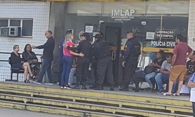 Familiares de policial morto no Complexo do Alemão são amparados por colegas de farda