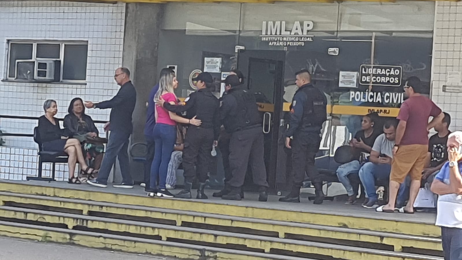 Familiares de policial morto no Complexo do Alemão são amparados por colegas de farda