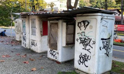 Subprefeitura remove cabines abandonadas, em São Conrado, devolvendo a calçada para os pedestres