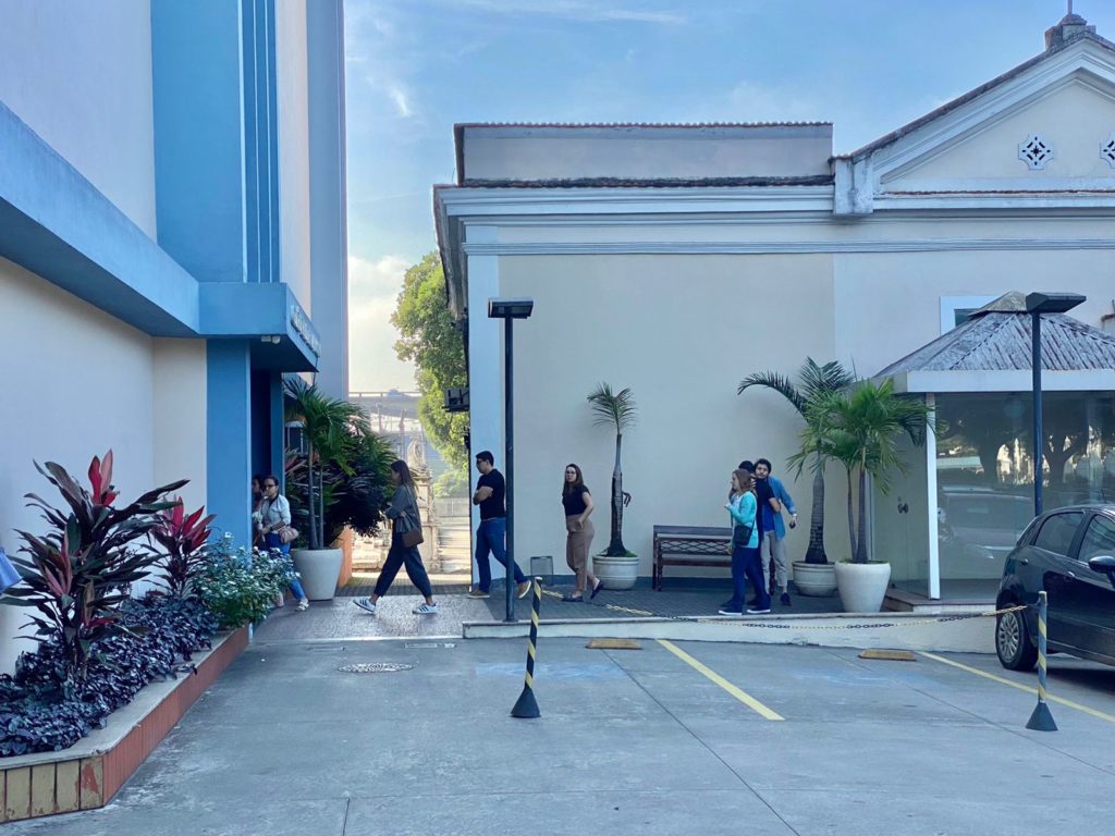 Familiares de Victor Coelho no Cemitério do Caju