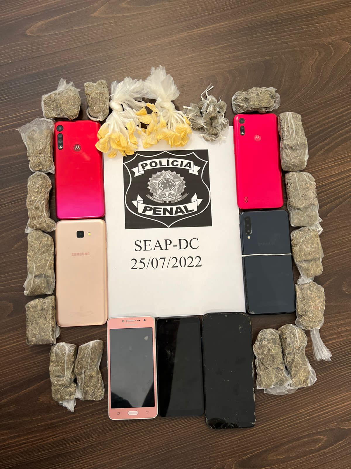 SEAP aprende celulares e grande quantidade de drogas em Campos, no Norte Fluminense