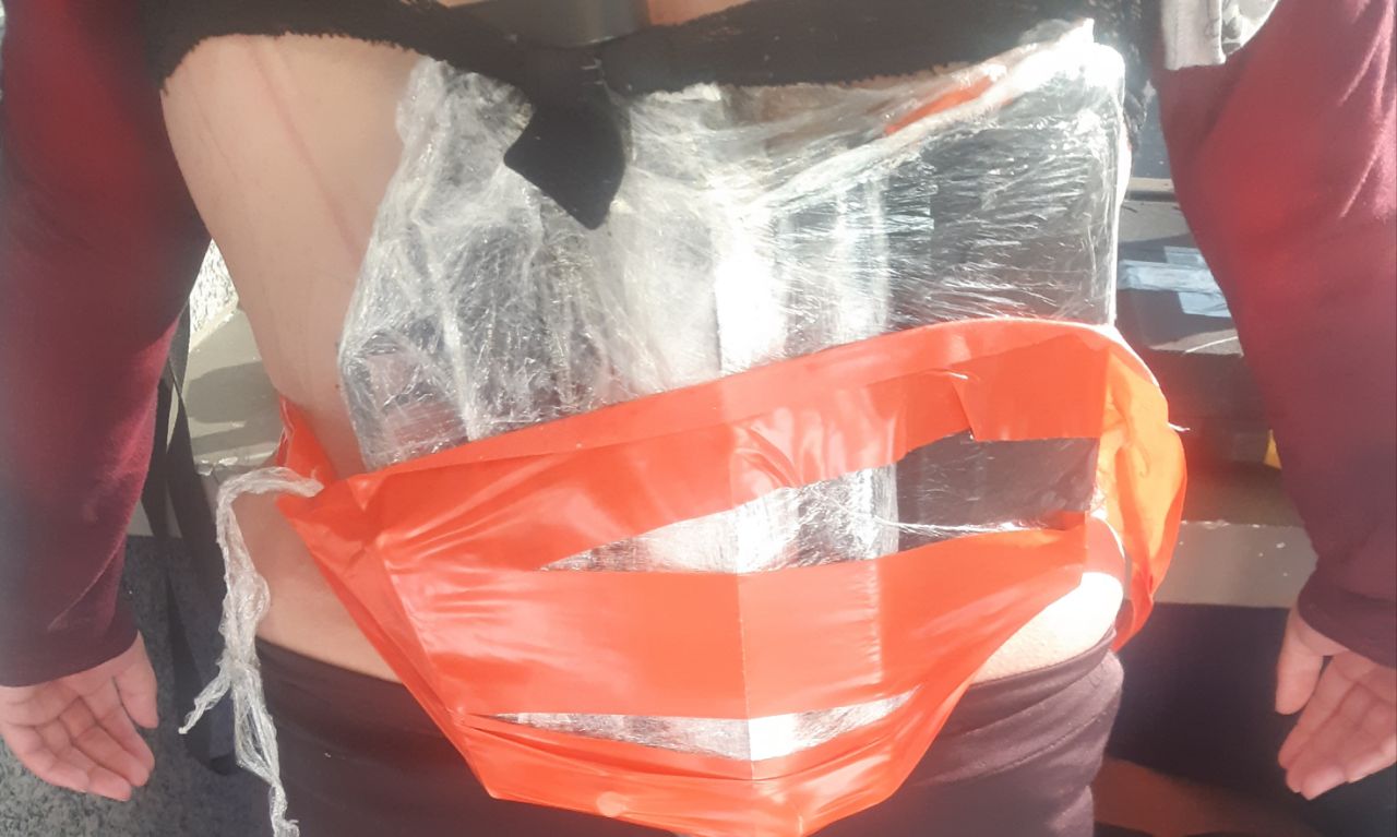 PRF e CORE prendem mulher em Seropédica com fuzil escondido debaixo da roupa