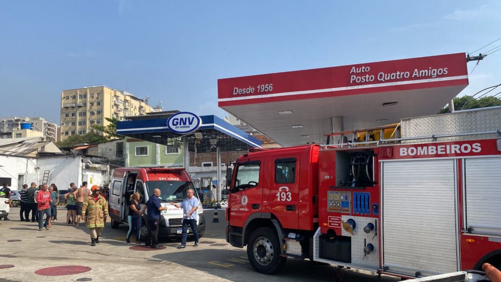 Casal fica ferido após explosão em posto de gasolina no Méier
