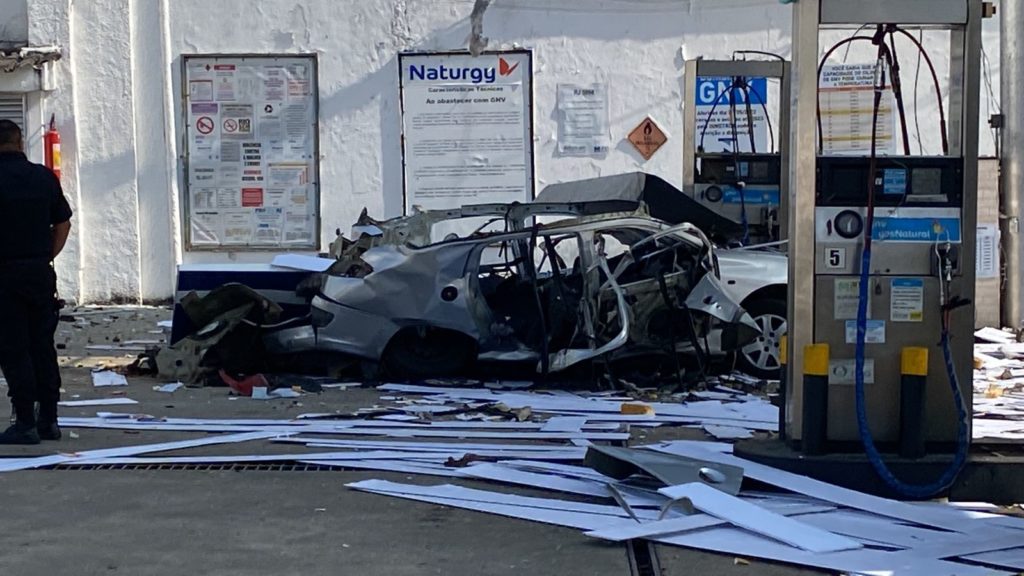 Casal fica ferido após explosão em posto de gasolina no Méier