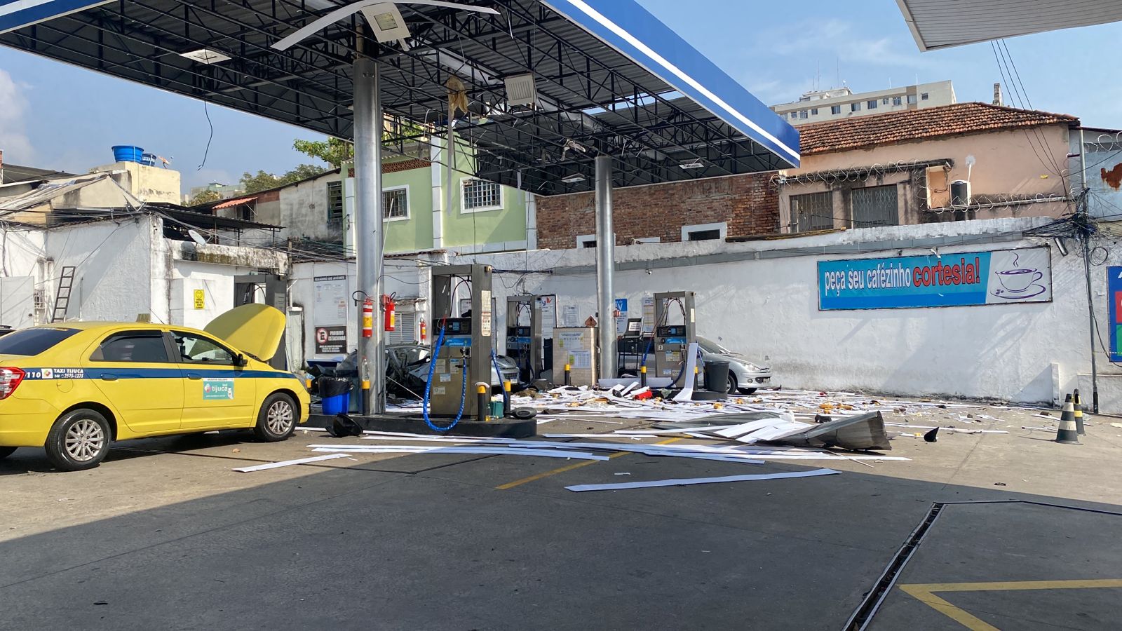 Casal fica ferido após explosão em posto de gasolina no Méier