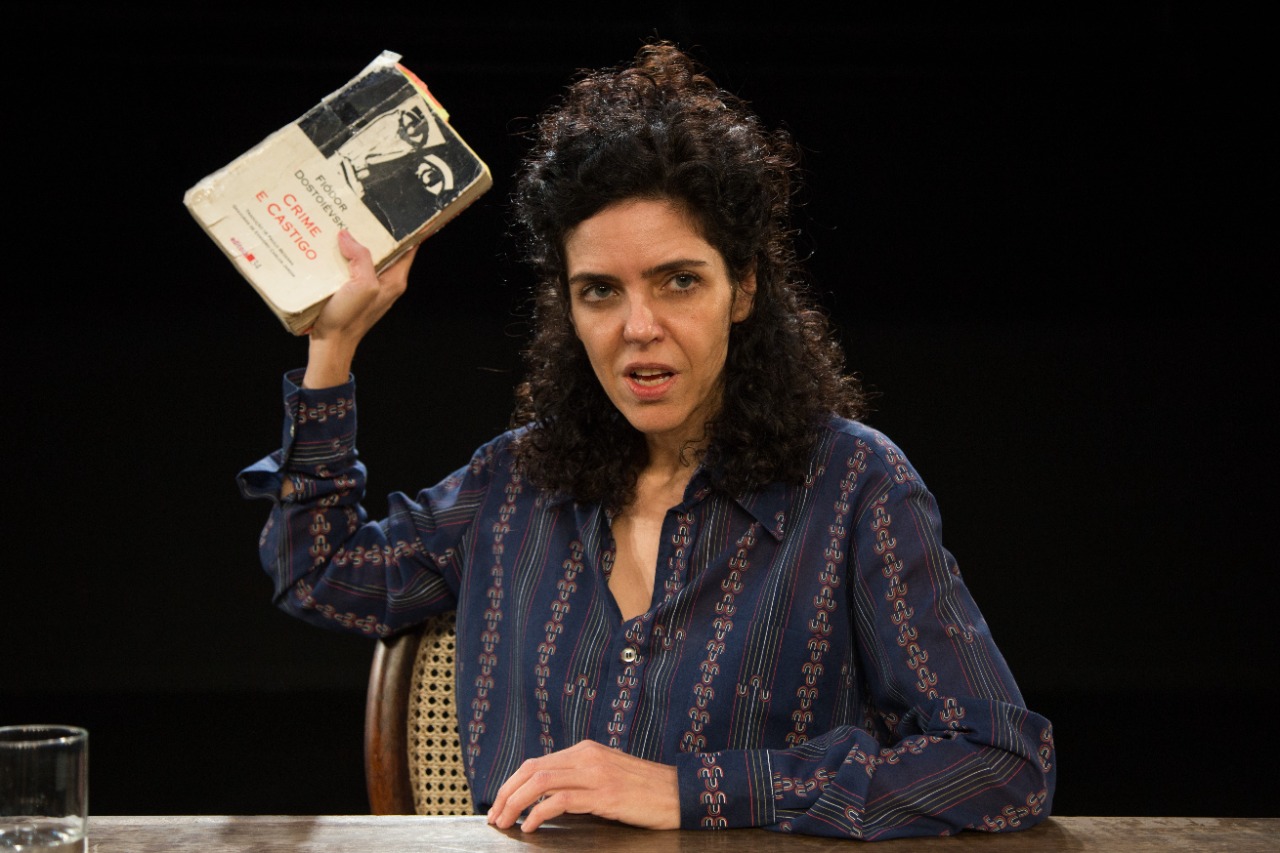 Atriz Liliane Rovaris se apresenta no monólogo 'Crime e Castigo 11:45', no Sesc Copacabana