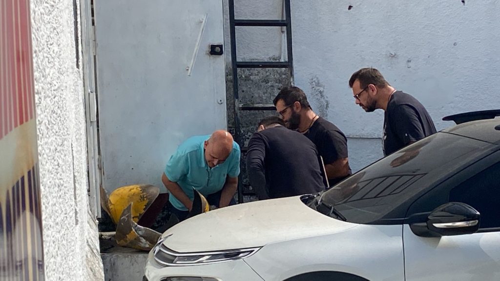 Policiais vistoriam cilindro de GNV após explosão em posto de gasolina na Zona Norte do Rio