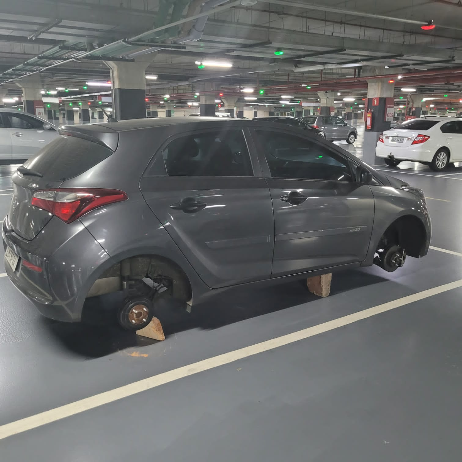 carro que teve as rodas roubadas em estacionamento no Shopping Metropolitano