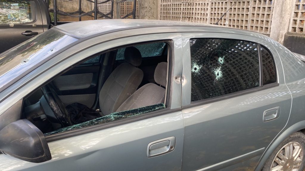 Carro de policial é alvejado por criminosos no Centro do Rio