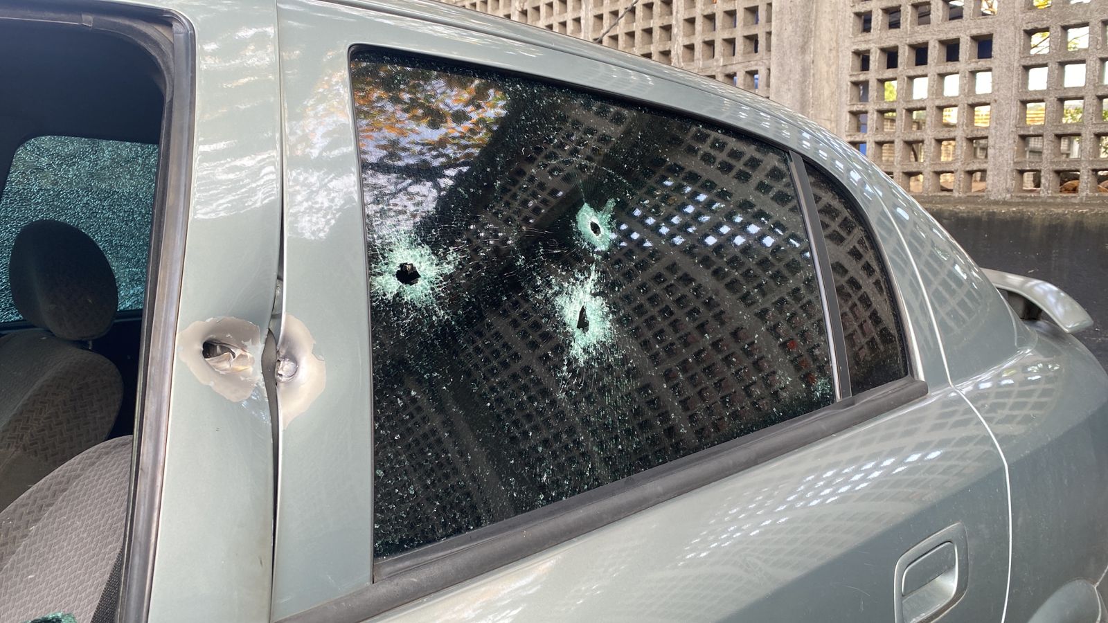 Carro de policial é alvejado por criminosos no Centro do Rio