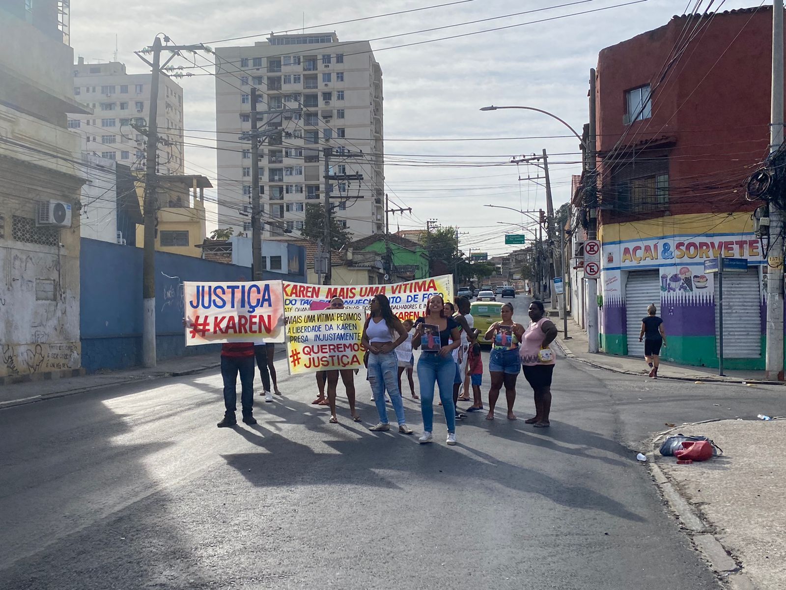 família faz protesto