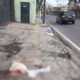 Dois jovens morreram e outros sete ficaram feridos após carro passar atirando em praça localizada no Gramacho