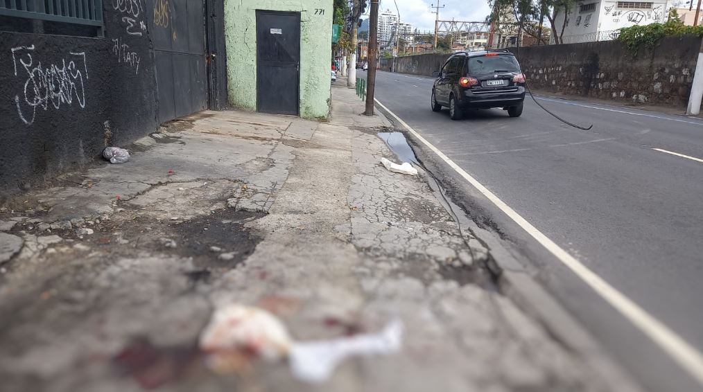 Dois jovens morreram e outros sete ficaram feridos após carro passar atirando em praça localizada no Gramacho