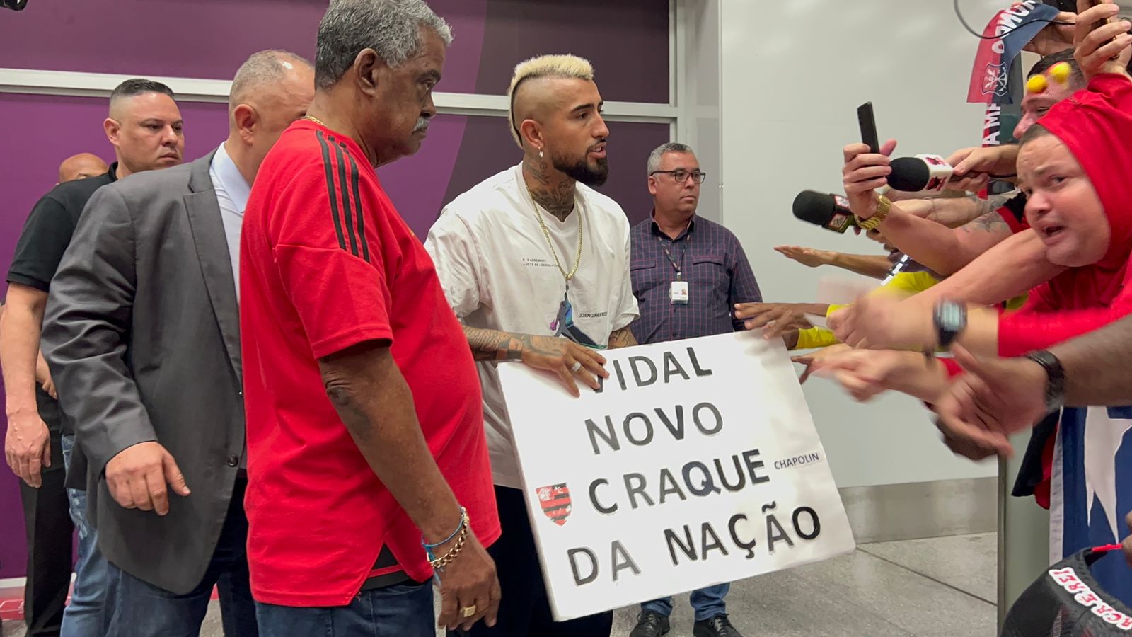 Arturo Vidal desembarca no Rio de Janeiro para assinar contrato com o Flamengo