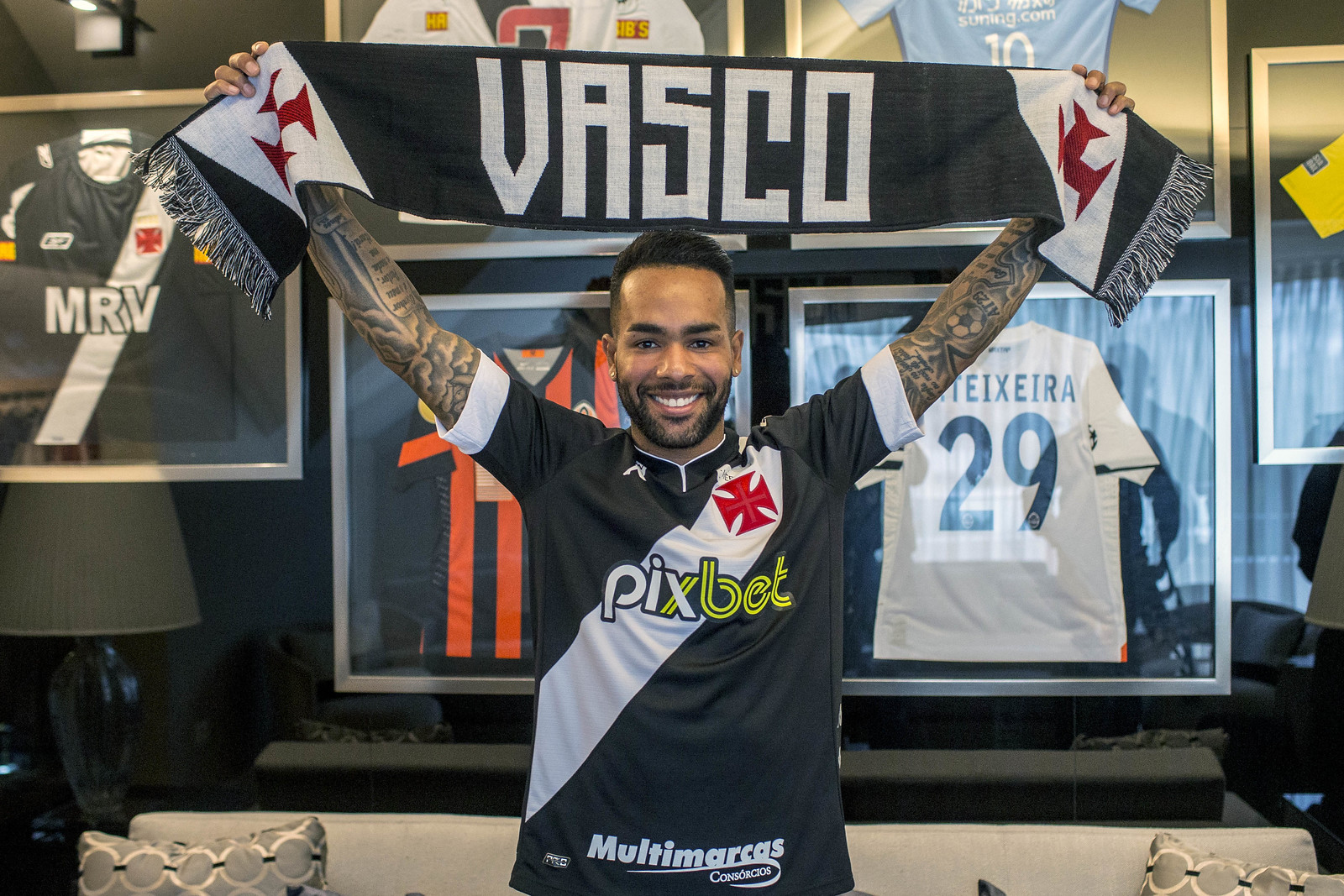 Oficial: Alex Teixeira assina com o Besiktas 