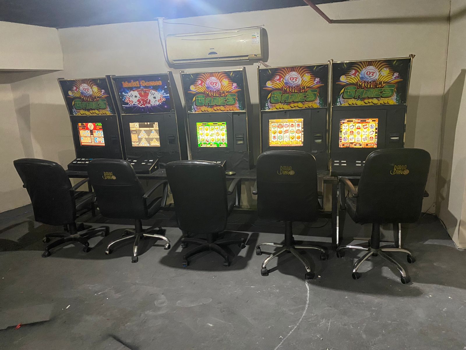 caça-níqueis apreendidos em bingo clandestino na Penha