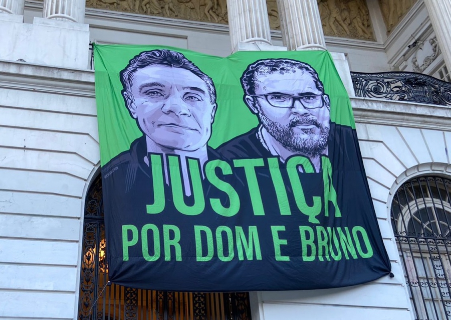 Bandeira que homenageia Dom Phillips e Bruno Pereira