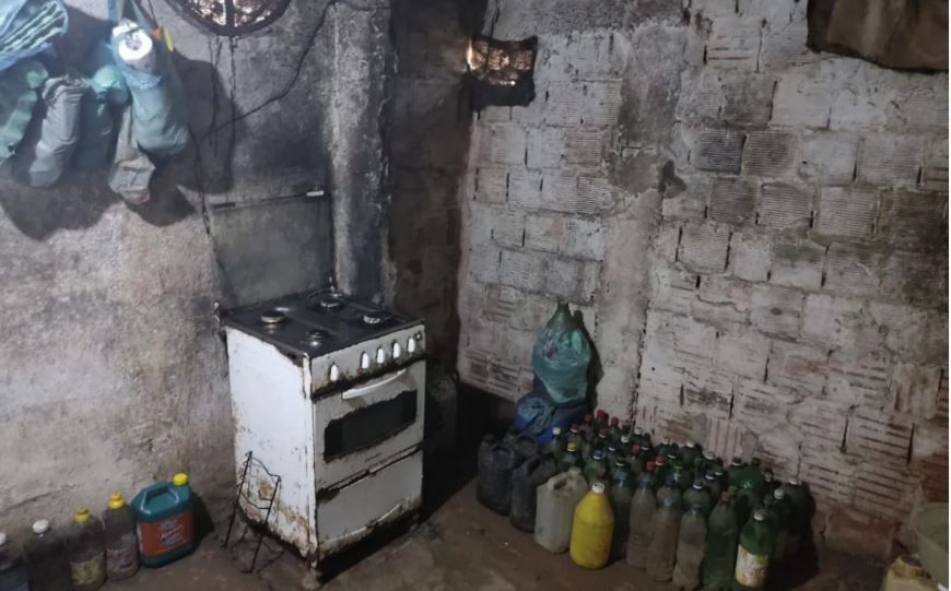 homem mantém mulher e filhos em cárcere privado