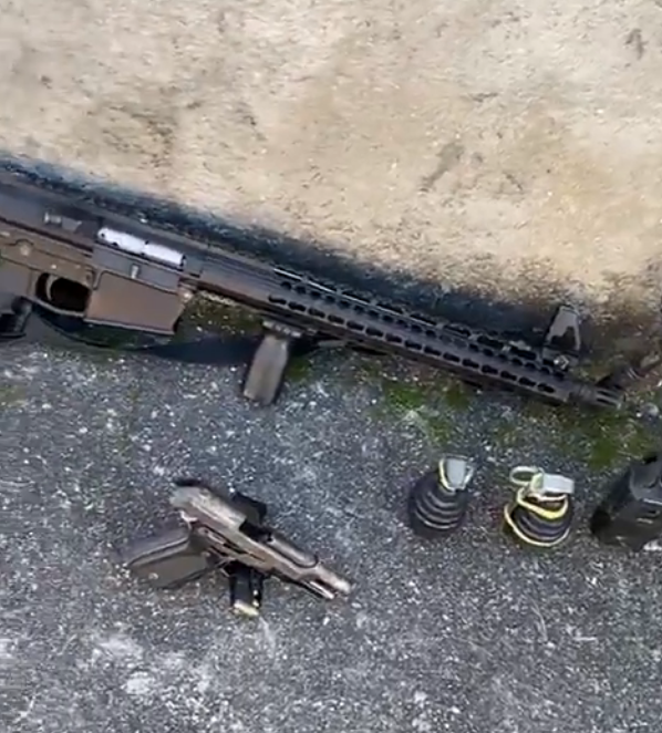 fuzil, pistolas e granadas apreendidas no Complexo da Engenhoca, em Niterói