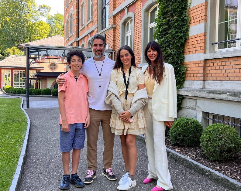 Marcos Mion com a esposa, Suzana Gullo, e os filhos Stefano e Donatella. (Foto: Reprodução)