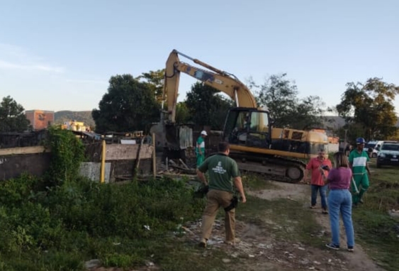 escavadeira demolindo construções irregulares em Guaratiba