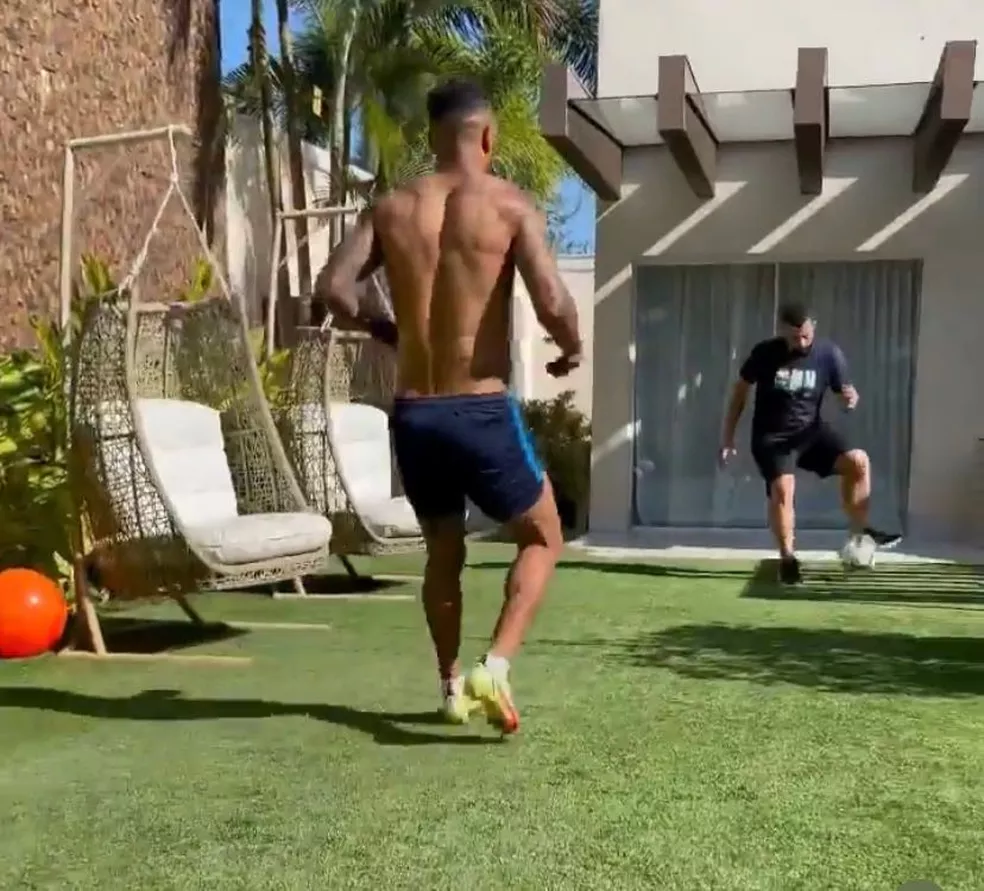 Edu Pina treina com Alex Teixeira