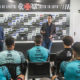 O CEO do Vasco SAF, Luis Mello, e o diretor executivo de futebol Paulo Bracks conversam com o elenco de futebol profissional do Vasco no CT Moacyr Barbosa