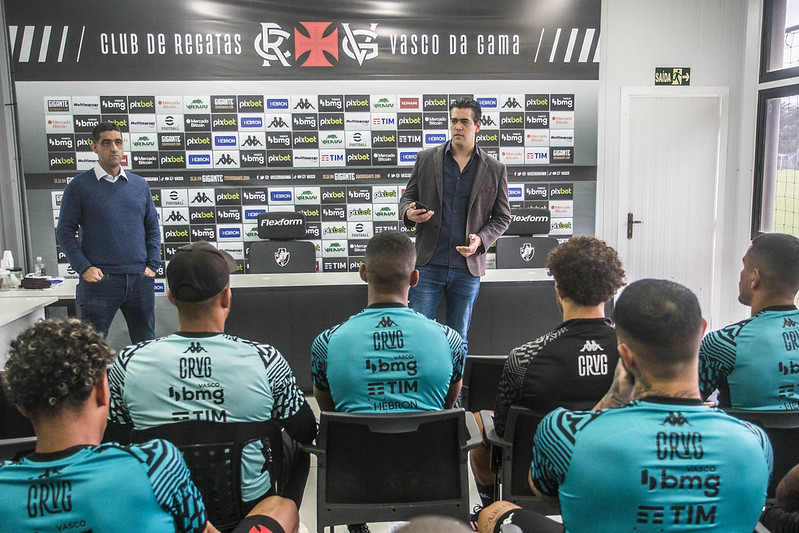 O CEO do Vasco SAF, Luis Mello, e o diretor executivo de futebol Paulo Bracks conversam com o elenco de futebol profissional do Vasco no CT Moacyr Barbosa